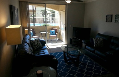 Tempe Condominio | Planta baja, piscina, spa y sala de fitness - condominio 1Bd / 1Ba. Lugar de estacionamiento cubierto