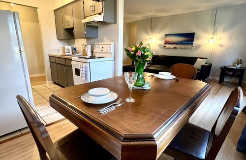 Port Alice Apartamento | Ground Level 2 Bed 1 Bath Apartment with AC- Peak a boo Ocean views