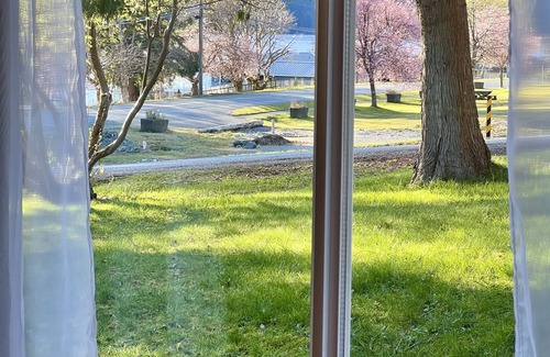 Port Alice Apartamento | Ground Level 2 Bed 1 Bath Apartment with AC- Peak a boo Ocean views