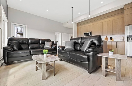 Calgary Apartamento | Ground-Level 3BR Condo w/ UG Parking, Lawn Access