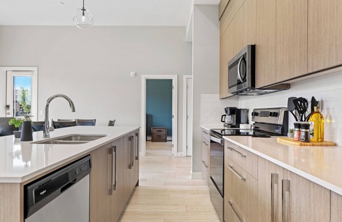 Calgary Apartamento | Ground-Level 3BR Condo w/ UG Parking, Lawn Access