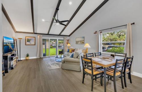 Historic Downtown Melbourne Apartamento | Ground Level and End Condo Unit - Quiet 2 Bedrooms and 1 Bath
