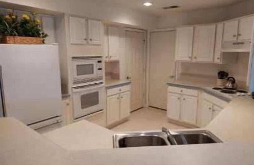 Lewes Condominio | Ground Level Beach Condo Porch Parking Clean