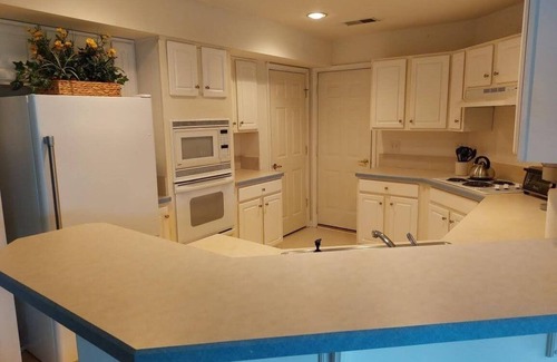 Lewes Condominio | Ground Level Beach Condo Porch Parking Clean