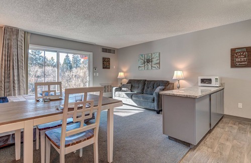 Orchard District Apartamento | Ground level Deschutes River Studio w/ Fireplace! Pet Friendly!