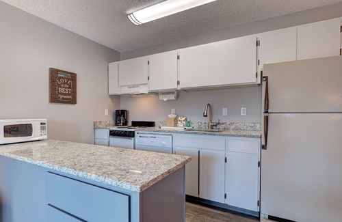 Orchard District Apartamento | Ground level Deschutes River Studio w/ Fireplace! Pet Friendly!