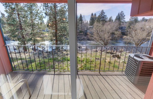Orchard District Apartamento | Ground level Deschutes River Studio w/ Fireplace! Pet Friendly!