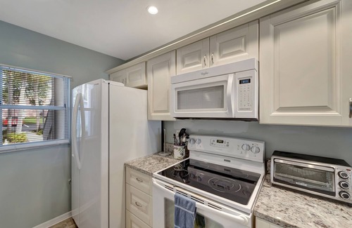 Plantation Condominio | ¡NUEVO! 2BR Venice Condo w / Pool, 15 Mins to Beaches! Vistas al campo de golf!