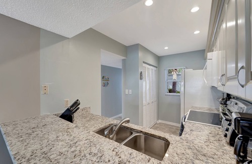 Plantation Condominio | ¡NUEVO! 2BR Venice Condo w / Pool, 15 Mins to Beaches! Vistas al campo de golf!