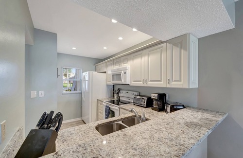 Plantation Condominio | ¡NUEVO! 2BR Venice Condo w / Pool, 15 Mins to Beaches! Vistas al campo de golf!