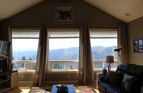Darby Casa | Group Basecamp for Mountain Getaway overlooking Trapper Peak w/ Wifi