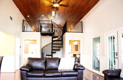 La Grange Casa | Group Cabin with Kayaks and Foosball Table in La Grange, Texas