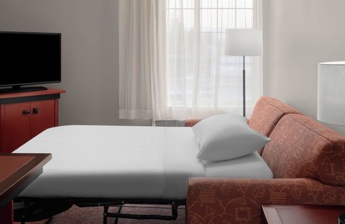 The East Side Hotel | Group Comfort – Homey Suite w/ Kitchen, Living Area & Free Airport Shuttle