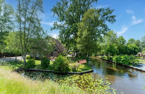 Giethoorn Casa | Group farm by the water in Giethoorn