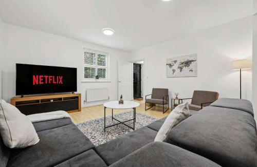 Birmingham Casa | Group-Friendly 3BR Near M6, Hot Tub