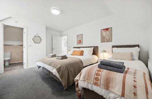 Birmingham Casa | Group-Friendly 3BR Near M6, Hot Tub