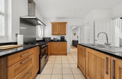 Birmingham Casa | Group-Friendly 3BR Near M6, Hot Tub
