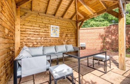Birmingham Casa | Group-Friendly 3BR Near M6, Hot Tub