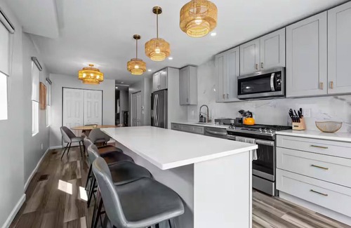 East Allegheny Casa | Group-Friendly 4 Bedroom/5 Bathroom Pets OK Close to Stadium 2 Car Pvt Parking