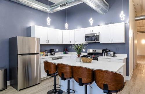Near South Side Apartamento | Group-Friendly 6BR Luxury Suite in Prime South Loop Location with Optional Parking and Gym Access Near McCormick Place, Soldier Field and Grant Park