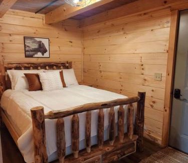 Scio Casa | Group Friendly Cabin with Spa on the Deck in Ohio