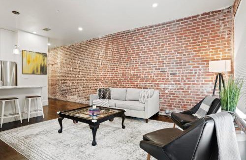 Central Business District Hotel | Group-friendly Suite Near Bourbon Street