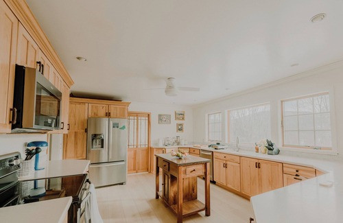 Margaretville Casa | Group Getaway: Sleeps 15, 11 Priv Acres, Wood fire hot tub, sauna, karaoke