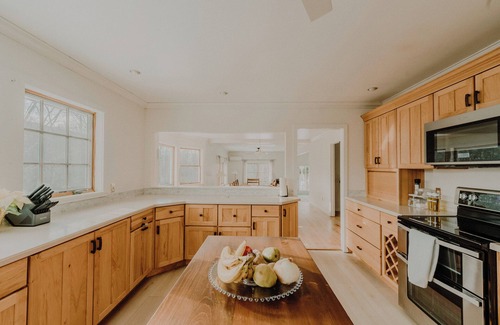 Margaretville Casa | Group Getaway: Sleeps 15, 11 Priv Acres, Wood fire hot tub, sauna, karaoke