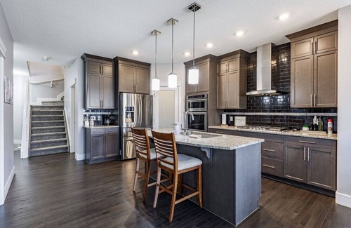 Southeast Edmonton Casa | Group Getaway w/Yard | Sleeps 13 | Near YEG Airpt!