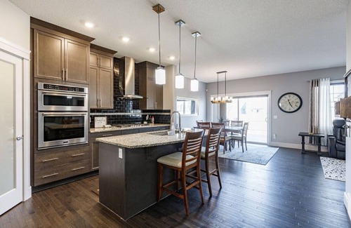 Southeast Edmonton Casa | Group Getaway w/Yard | Sleeps 13 | Near YEG Airpt!