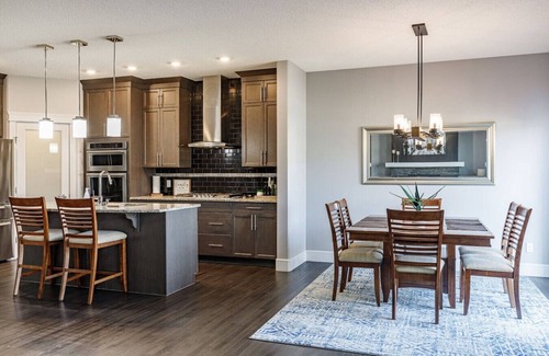 Southeast Edmonton Casa | Group Getaway w/Yard | Sleeps 13 | Near YEG Airpt!