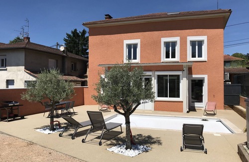 Trevoux Casa | Casa de grupo con piscina privada