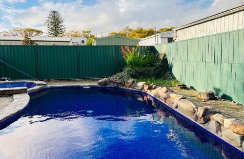 Westbourne Park Casa | Group house with views of the salt pool and spa