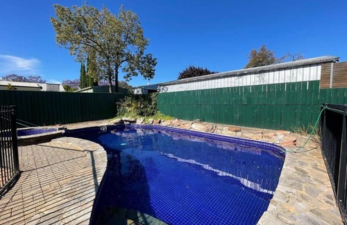 Westbourne Park Apartamento | Group house with views of the salt pool and spa
