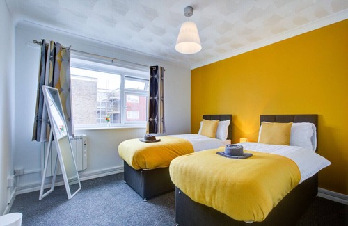 Ipswich Casa | The Ipswich Group Retreat: 4BR 3BATH Ample Parking