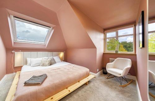 Newton Mearns Apartamento | Group Stay 5BR Home with Parking Sleeps 9 In Giffnock