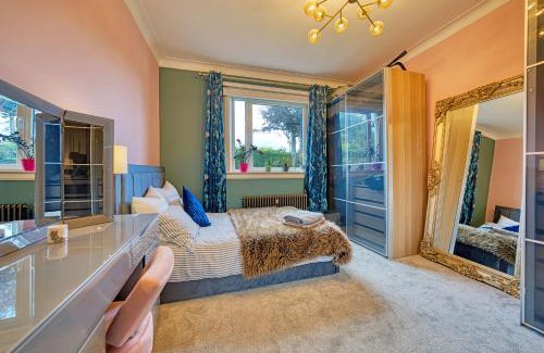 Newton Mearns Apartamento | Group Stay 5BR Home with Parking Sleeps 9 In Giffnock