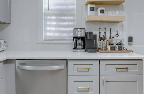 Midtown Casa | Group Stay: KingBeds l Arcade l FirePit l Yard I 5mins CWS, CHI Arena, Creighton