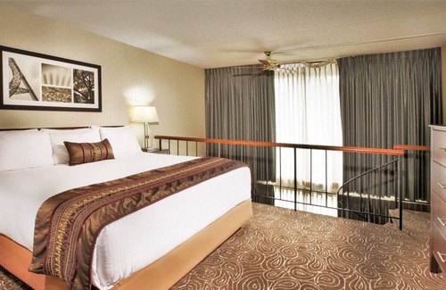 Wilburton Casa | Group Vacation! 2 Snug Units, Pet-friendly, Outdoor Pool, Near Bellevue Square