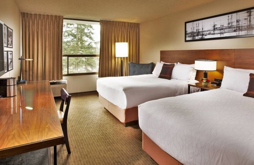 Wilburton Casa | Group Vacation! 2 Snug Units, Pet-friendly, Outdoor Pool, Near Bellevue Square