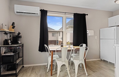 Aurora Apartamento | Groups/Contractors/Retreats Sleeps 6/WIFI & Parking