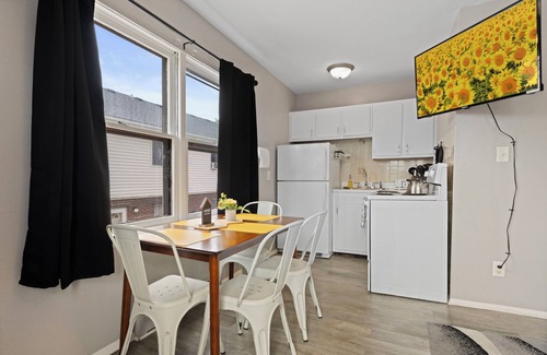 Aurora Apartamento | Groups/Contractors/Retreats Sleeps 6/WIFI & Parking