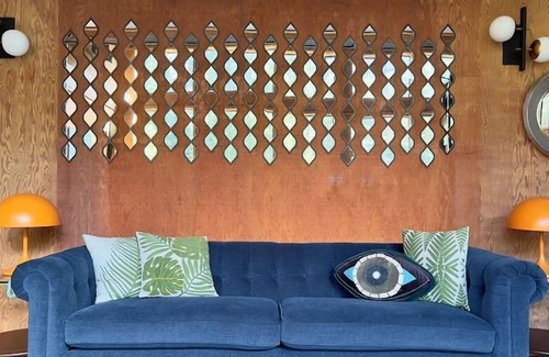 Alpine Meadows Chalet De Esquí | Groups! Peep Our Groovy Green Creekside Chalet w/ Parking for 8 Cars! Wow!