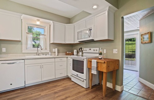 Taylors Falls Cabaña | Grove Cottage walkable Taylors Falls retreat- close to Minneapolis/ St. Paul!
