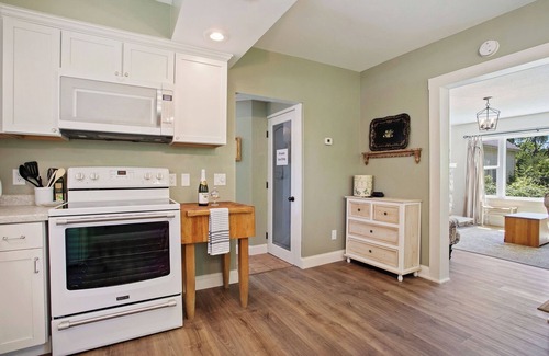 Taylors Falls Cabaña | Grove Cottage walkable Taylors Falls retreat- close to Minneapolis/ St. Paul!