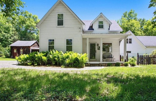 Taylors Falls Cabaña | Grove Cottage walkable Taylors Falls retreat- close to Minneapolis/ St. Paul!