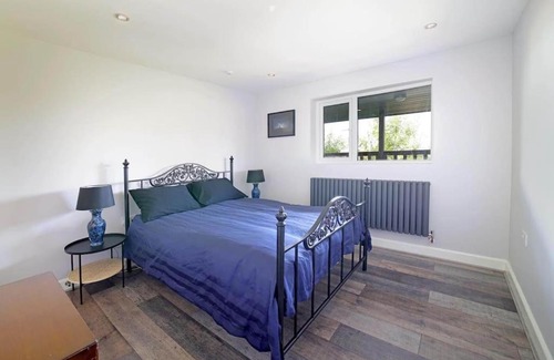 Webbington Casa | Grove Lodge, Contemporary Cabin in Mendip Hills