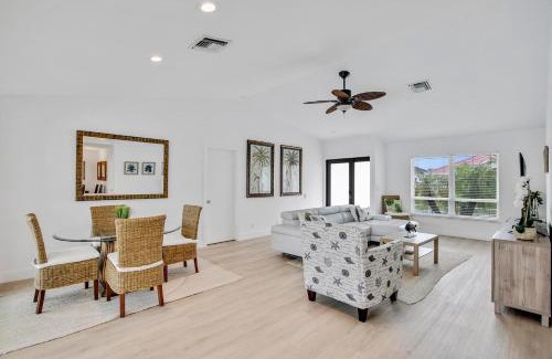 Marco Island Casa | Grove Marco 3BR Waterfront Home Heated Pool & Dock