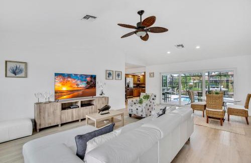 Marco Island Casa | Grove Marco 3BR Waterfront Home Heated Pool & Dock