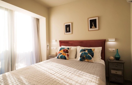 Skiathos Apartamento | Gruccio Red Studio - A Sunny Skiathos Gem